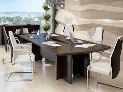 A vezetői iroda tárgyalóasztala
